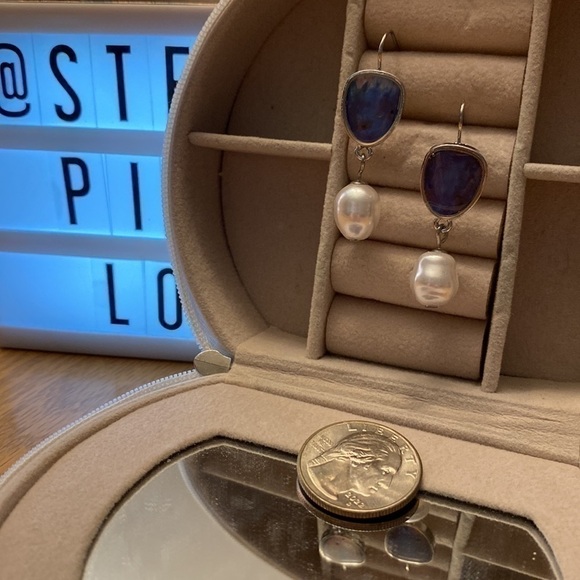 𝅺trendy Blue earrings with Pearl dangles. - Picture 1 of 3